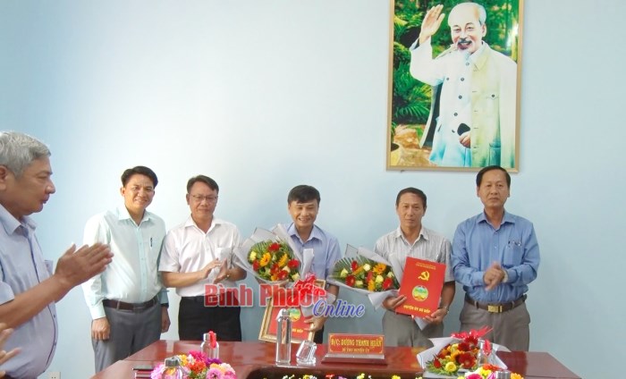Bù Đốp trao quyết định điều động, bổ nhiệm cán bộ Bù Đốp trao quyết định điều động, bổ nhiệm cán bộ