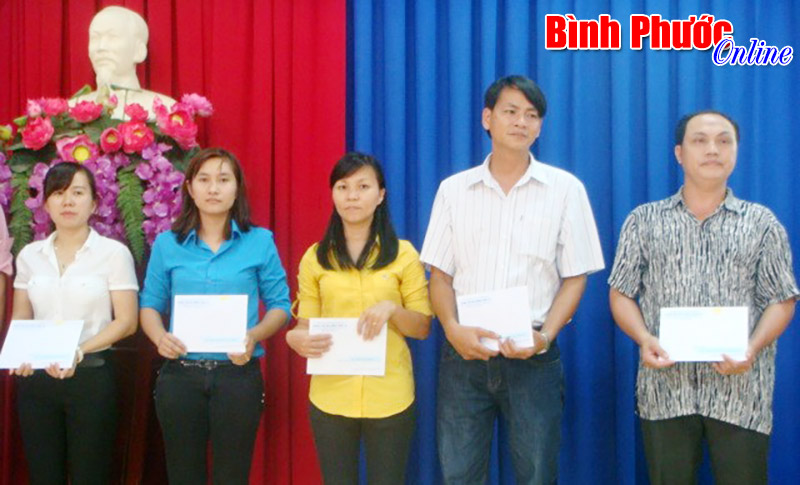 Đảng bộ Cao su Bình Long: 137 quần chúng ưu tú được bồi dưỡng kết nạp đảng Đảng bộ Cao su Bình Long: 137 quần chúng ưu tú được bồi dưỡng kết nạp đảng