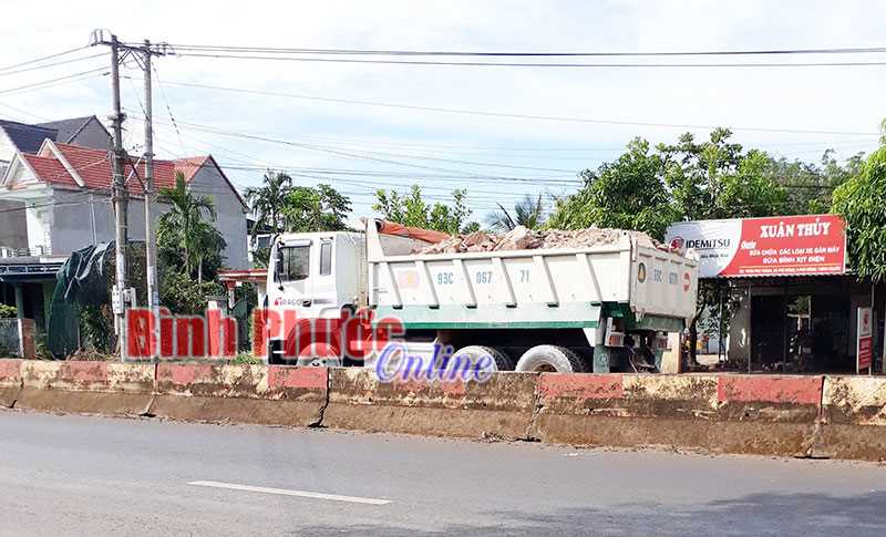 Nguy hiểm rình rập từ xe ben chở đất Nguy hiểm rình rập từ xe ben chở đất