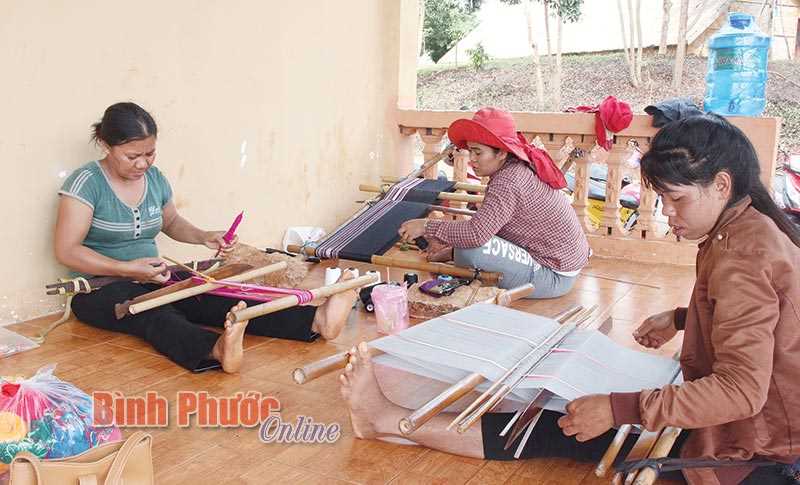 Thành lập 4 tổ nghề tại Khu bảo tồn văn hóa dân tộc S’tiêng sóc Bom Bo Thành lập 4 tổ nghề tại Khu bảo tồn văn hóa dân tộc S’tiêng sóc Bom Bo