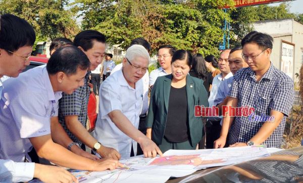 Tập trung nguồn lực đầu tư để Chơn Thành làm đầu tàu phát triển cho tỉnh Tập trung nguồn lực đầu tư để Chơn Thành làm đầu tàu phát triển cho tỉnh