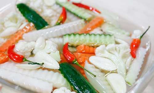 Rau củ muối chua chua, giòn giòn cho Tết