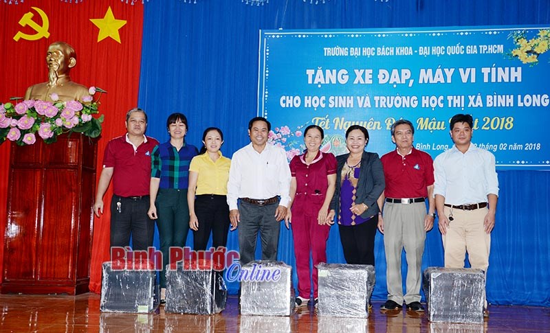 36 xe đạp, máy tính, máy lọc nước tặng trường tiểu học vùng sâu 36 xe đạp, máy tính, máy lọc nước tặng trường tiểu học vùng sâu