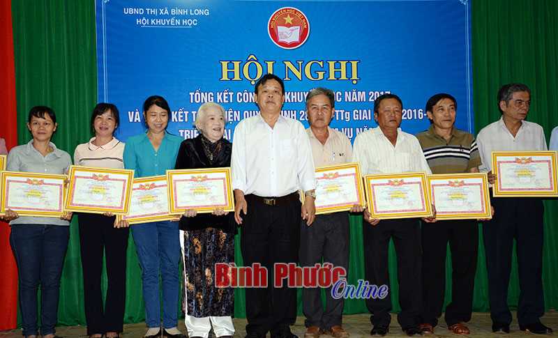 37 gia đình đạt danh hiệu “Học tập cấp thị xã” 37 gia đình đạt danh hiệu “Học tập cấp thị xã”