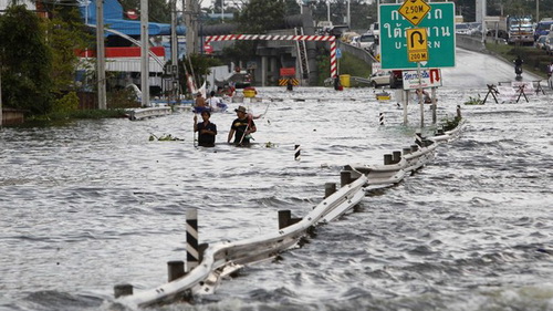 Lũ tràn vào Bangkok, sân bay đóng cửa Lũ tràn vào Bangkok, sân bay đóng cửa