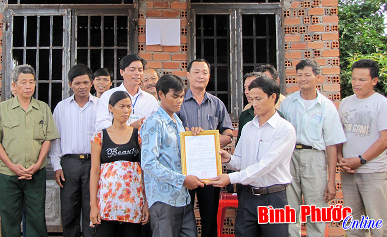 Bù Đăng bàn giao 5 nhà đại đoàn kết Bù Đăng bàn giao 5 nhà đại đoàn kết