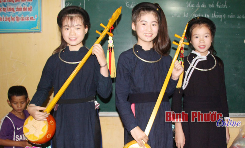 3 học sinh nhí mê đàn tính, hát then