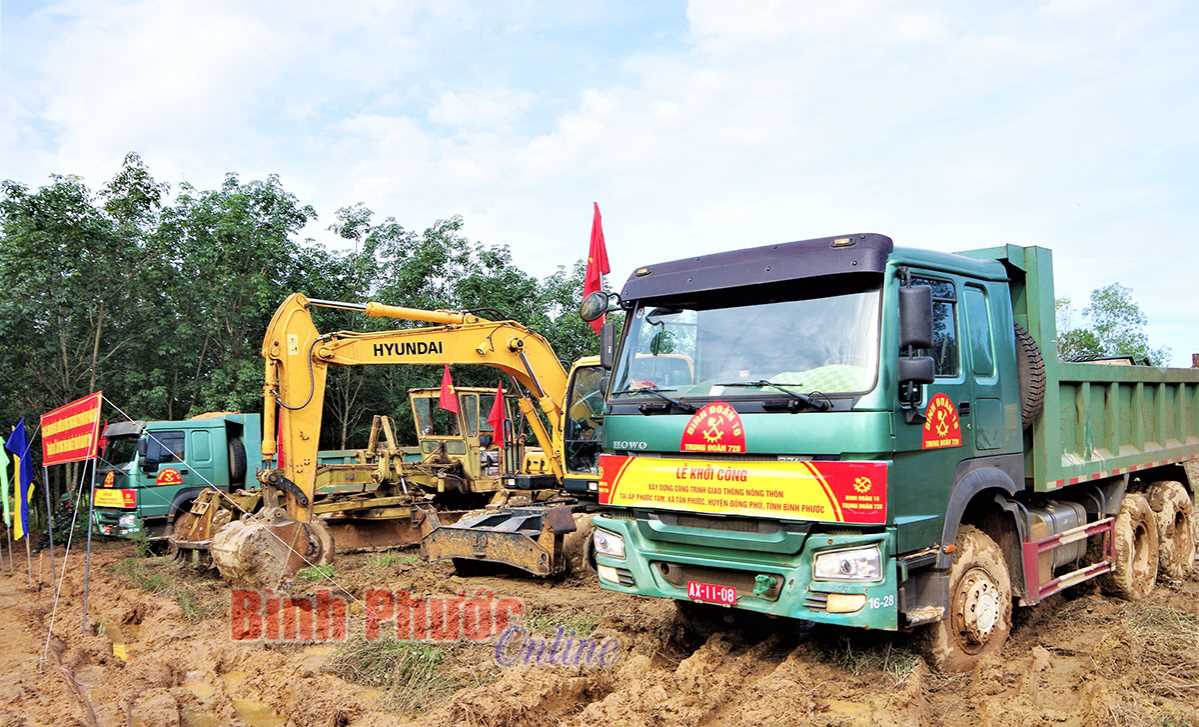 Trung đoàn 728 khởi công xây công trình giao thông nông thôn mới Trung đoàn 728 khởi công xây công trình giao thông nông thôn mới