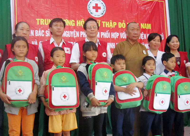 400 người dân và học sinh nghèo được khám bệnh, tặng quà 400 người dân và học sinh nghèo được khám bệnh, tặng quà