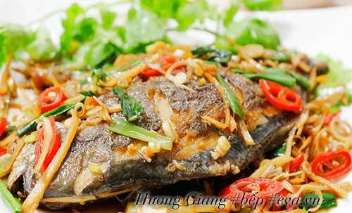 Cá chim chiên nước tương đậm đà, trôi cơm