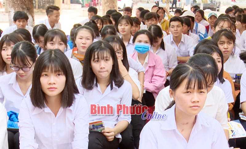 Hơn 200 học sinh được tư vấn tuyển sinh Hơn 200 học sinh được tư vấn tuyển sinh