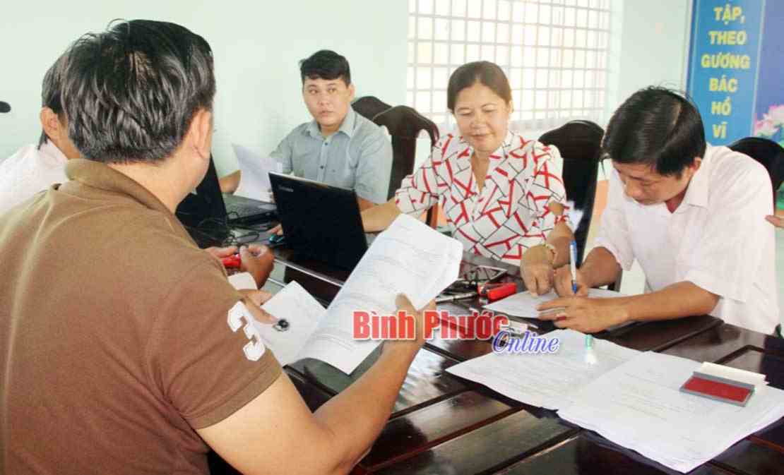 Bù Đốp: Cán bộ về thôn, ấp làm thủ tục cấp GCNQSD đất cho dân Bù Đốp: Cán bộ về thôn, ấp làm thủ tục cấp GCNQSD đất cho dân