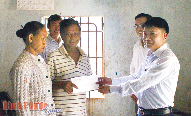 Thuận Lợi: 26 hộ nghèo được tặng nhà tình thương Thuận Lợi: 26 hộ nghèo được tặng nhà tình thương