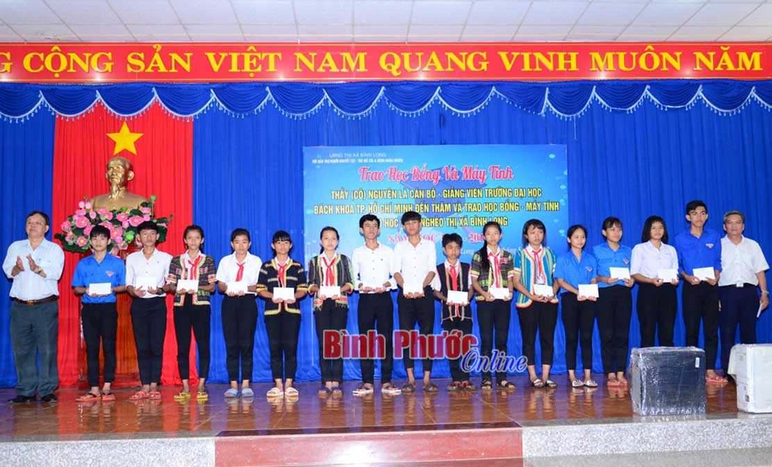 100 suất học bổng tặng học sinh nghèo hiếu học