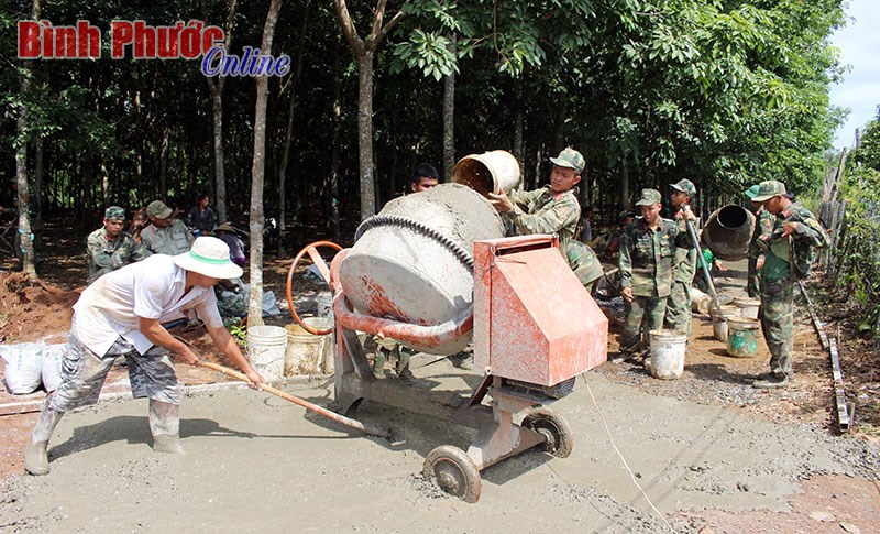 Lực lượng vũ trang Bù Đốp chung tay xây dựng nông thôn mới Lực lượng vũ trang Bù Đốp chung tay xây dựng nông thôn mới