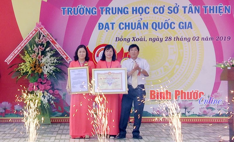 Trường THCS Tân Thiện đón bằng công nhận đạt chuẩn quốc gia Trường THCS Tân Thiện đón bằng công nhận đạt chuẩn quốc gia