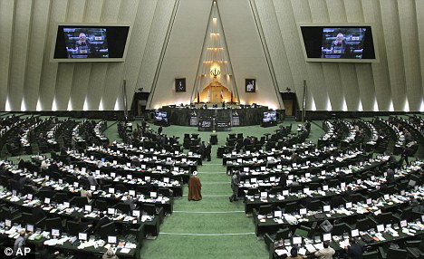 Quốc hội Iran hạ cấp quan hệ ngoại giao với Anh Quốc hội Iran hạ cấp quan hệ ngoại giao với Anh