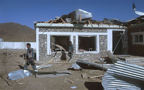 Afghanistan đánh bom liều chết trước trụ sở NATO