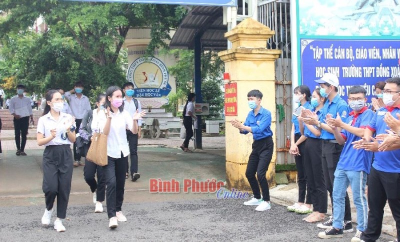 Thí sinh vui vẻ sau môn thi đầu tiên kỳ thi tốt nghiệp THPT 2020 Thí sinh vui vẻ sau môn thi đầu tiên kỳ thi tốt nghiệp THPT 2020