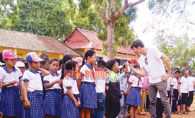 Tặng sách cho học sinh vùng sâu