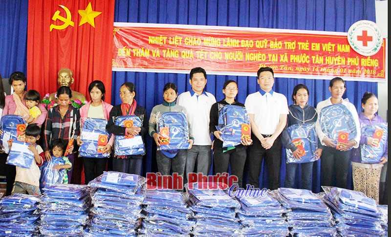 200 phần quà tết tặng người dân Phước Tân 200 phần quà tết tặng người dân Phước Tân