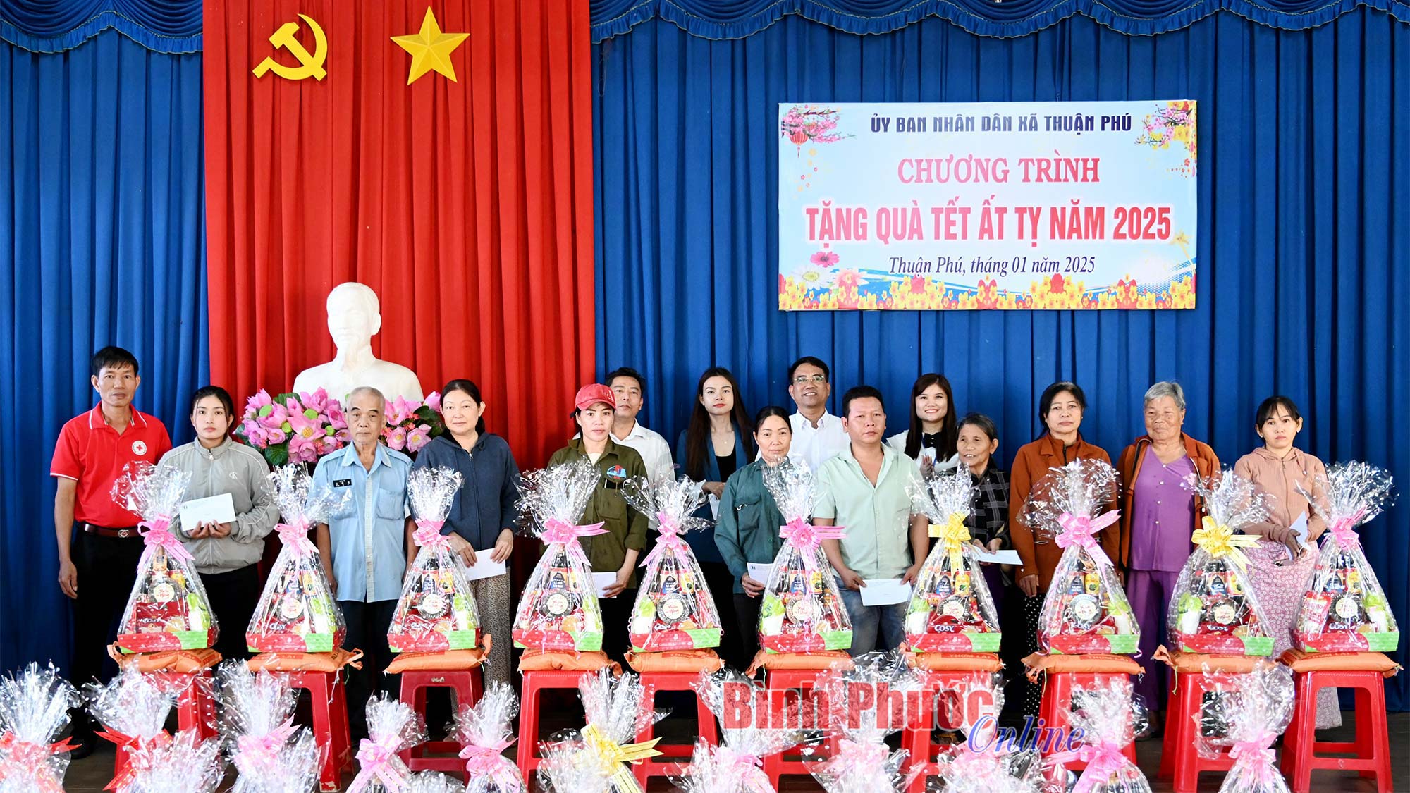450 phần quà tết sẻ chia yêu thương 450 phần quà tết sẻ chia yêu thương