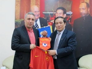 Stoichkov thay Falko Goetz dẫn dắt tuyển Việt Nam? Stoichkov thay Falko Goetz dẫn dắt tuyển Việt Nam?