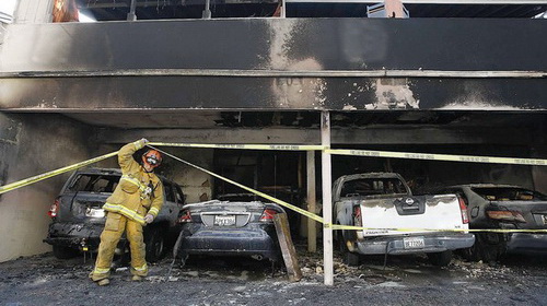 Los Angeles hoang mang vì nhiều xe cháy bí hiểm Los Angeles hoang mang vì nhiều xe cháy bí hiểm