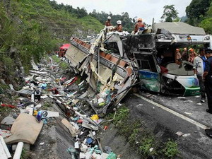 Tai nạn xe buýt ở Malaysia, 26 khách Thái thiệt mạng Tai nạn xe buýt ở Malaysia, 26 khách Thái thiệt mạng