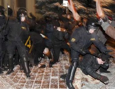 Belarus: Tấn công tòa nhà chính phủ, hàng trăm người bị bắt