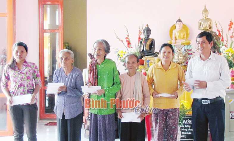 Thăm hỏi kịp thời người có công trong đồng bào DTTS Thăm hỏi kịp thời người có công trong đồng bào DTTS