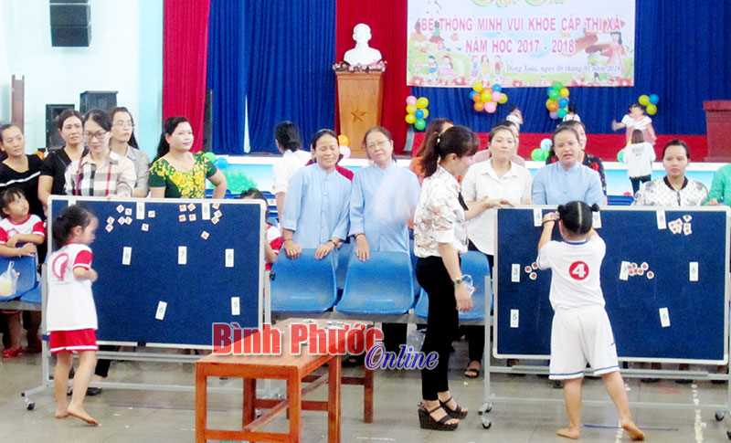320 trẻ mầm non thi “Bé thông minh vui khỏe” 320 trẻ mầm non thi “Bé thông minh vui khỏe”