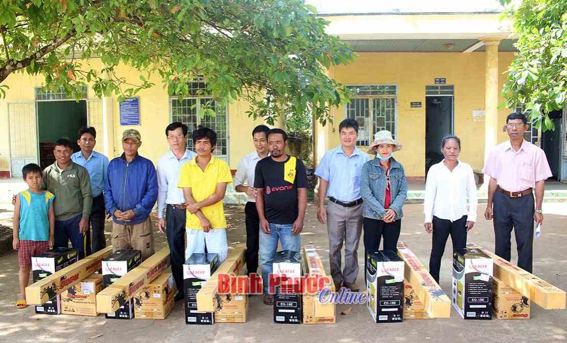 28 hộ dân tộc thiểu số được hỗ trợ nông cụ sản xuất 28 hộ dân tộc thiểu số được hỗ trợ nông cụ sản xuất