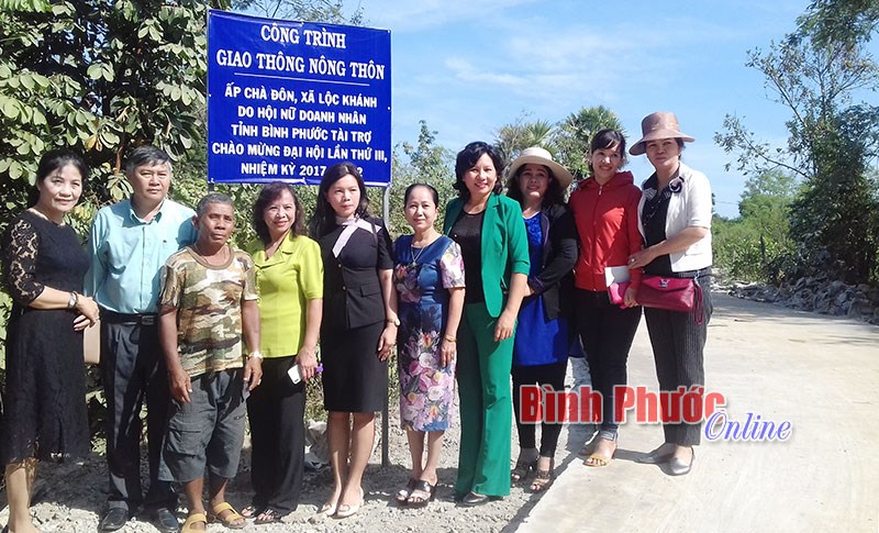 Hội Nữ doanh nhân tỉnh bàn giao công trình đường NTM
