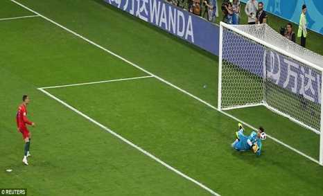 Ronaldo 'bất lực' trước thủ thành Iran ở quả penalty lịch sử
