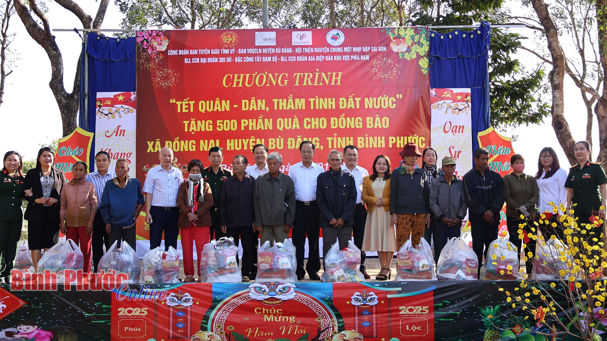 500 phần quà tết trao tặng nhân dân xã Đồng Nai 500 phần quà tết trao tặng nhân dân xã Đồng Nai