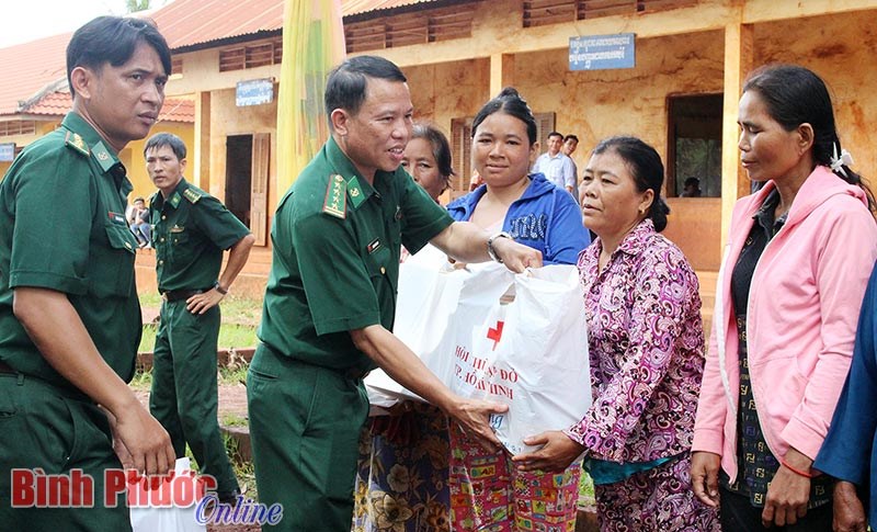500 phần quà tặng nhân dân xã Choam Karavien