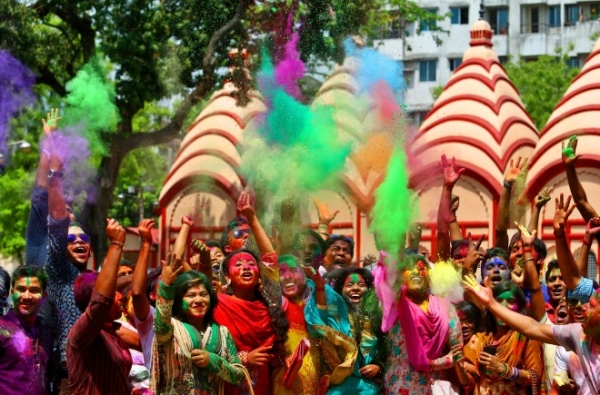 Ấn tượng với sắc màu lễ hội Holi 2016 ở Ấn Độ