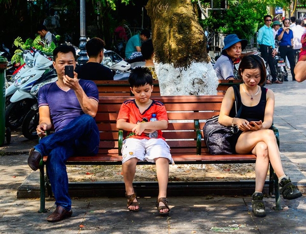 Bức ảnh "thức tỉnh" mọi người lớn: Đã đến lúc cha mẹ ngẩng đầu lên chưa?