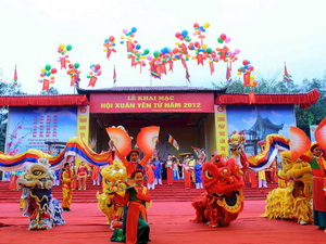Tưng bừng ngày khai hội Hội xuân Yên Tử 2012 Tưng bừng ngày khai hội Hội xuân Yên Tử 2012