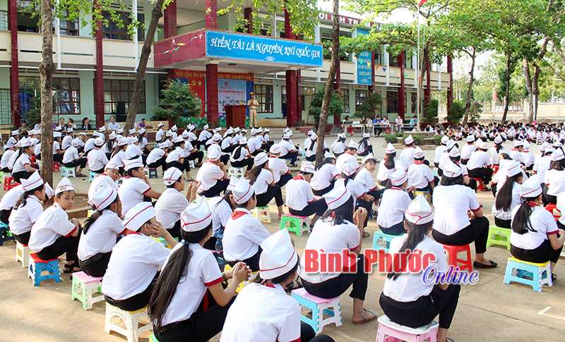 Gần 1.000 học sinh được tuyên truyền về biển, đảo, biên giới đất liền Gần 1.000 học sinh được tuyên truyền về biển, đảo, biên giới đất liền