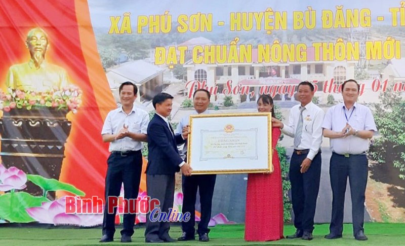 Phú Sơn đón bằng công nhận xã đạt chuẩn nông thôn mới Phú Sơn đón bằng công nhận xã đạt chuẩn nông thôn mới