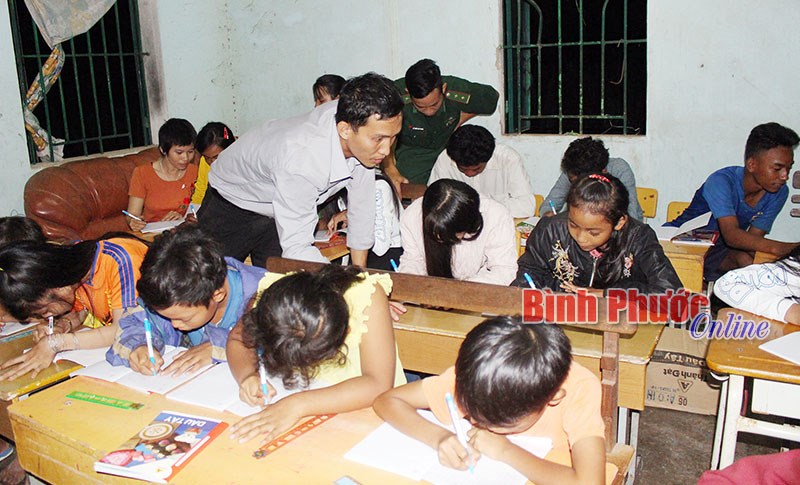 Ấm lòng lớp học xóa mù chữ vùng biên