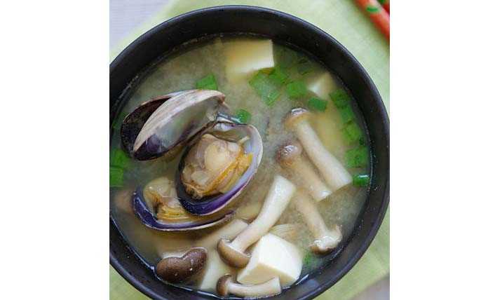 Canh miso nấu ngao và nấm đậu