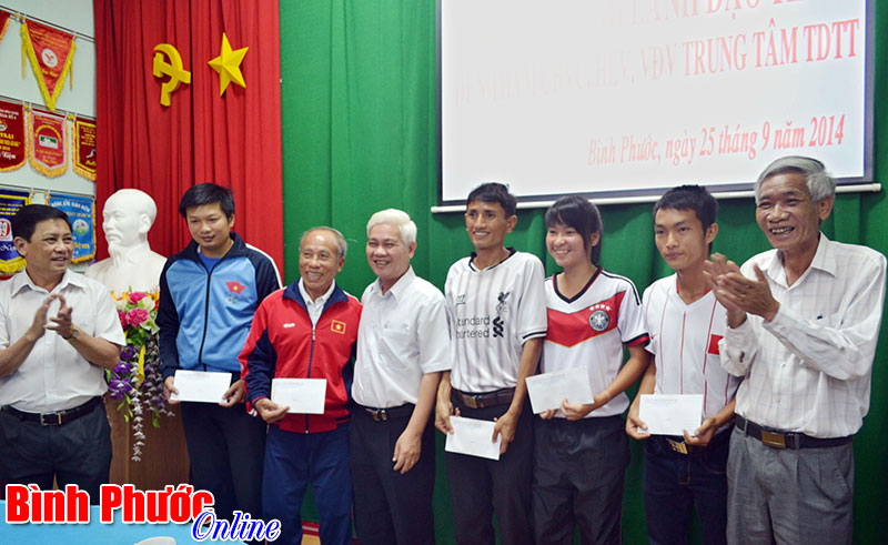 57 năm in dấu chân trên đường chạy 57 năm in dấu chân trên đường chạy