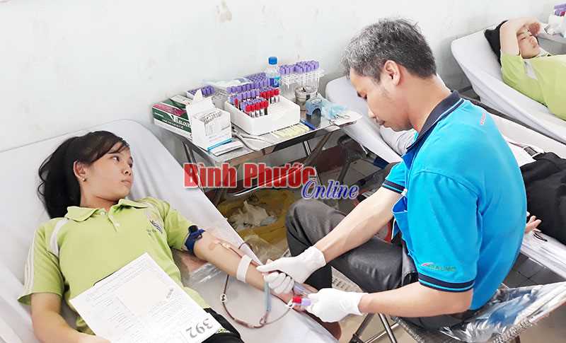 Trên 400 giáo viên, học sinh hiến máu tình nguyện Trên 400 giáo viên, học sinh hiến máu tình nguyện