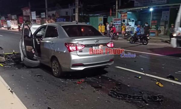 Xe máy chạy ngược chiều, đấu đầu ôtô, 2 người tử vong