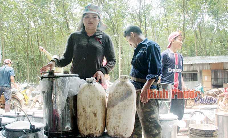 Công nhân gương mẫu mong được đứng vào hàng ngũ của Đảng