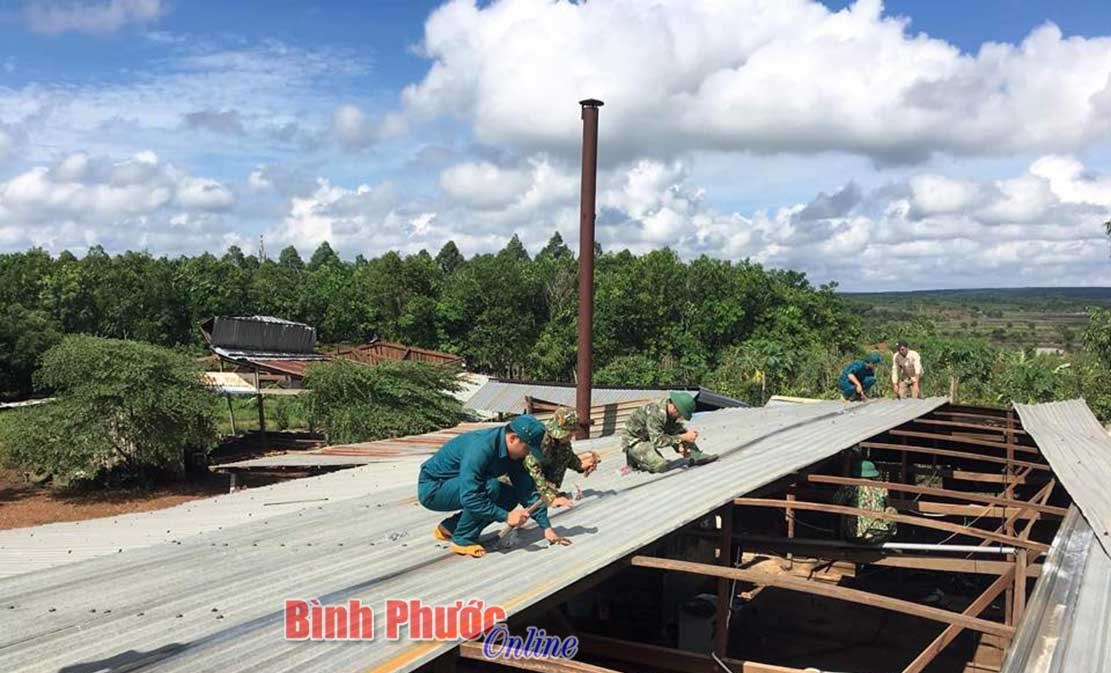 Lốc xoáy làm tốc mái 18 căn nhà ở Bù Đốp Lốc xoáy làm tốc mái 18 căn nhà ở Bù Đốp