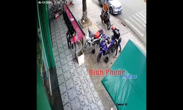 Truy bắt 2 đối tượng bẻ khóa trộm xe máy trước siêu thị tiện ích Truy bắt 2 đối tượng bẻ khóa trộm xe máy trước siêu thị tiện ích
